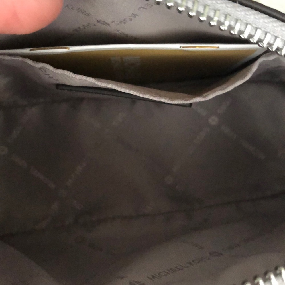 Michael Kors LG Travel Pouch Gold or Silver - Picture 8 of 8